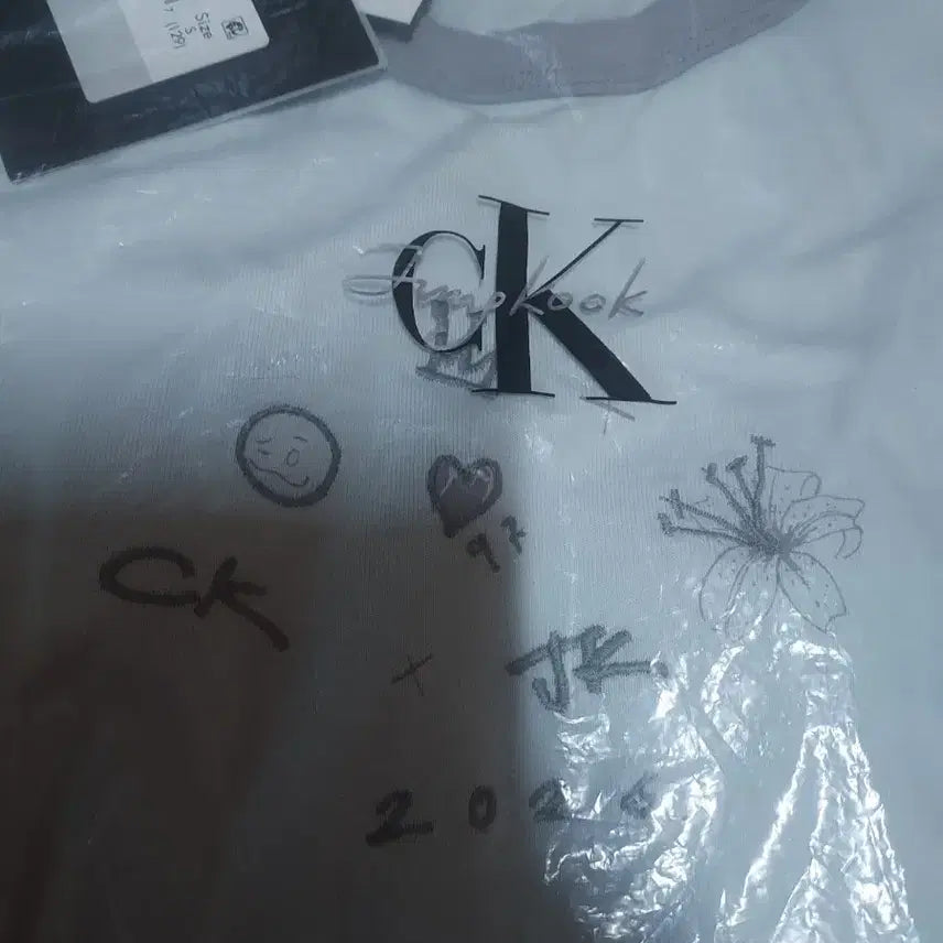 [SOLD OUT] 캘빈클라인x 정국 그래픽 링거 베이비 반팔티셔츠 S +쇼핑백 2개포함 s