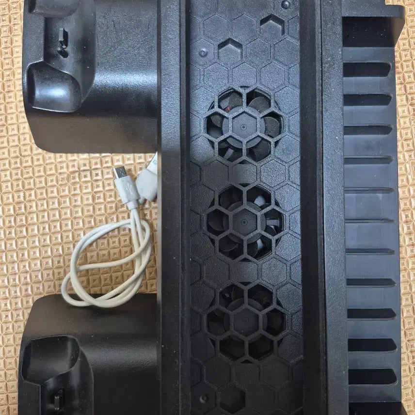 [BUNJANG] PS4 Pro Multi-Dock (Controller Charger, Cooling Fan, Game Holder) / PS4 PRO 플스4 프로  멀티독(패드충전,쿨링팬,타이틀거치대)