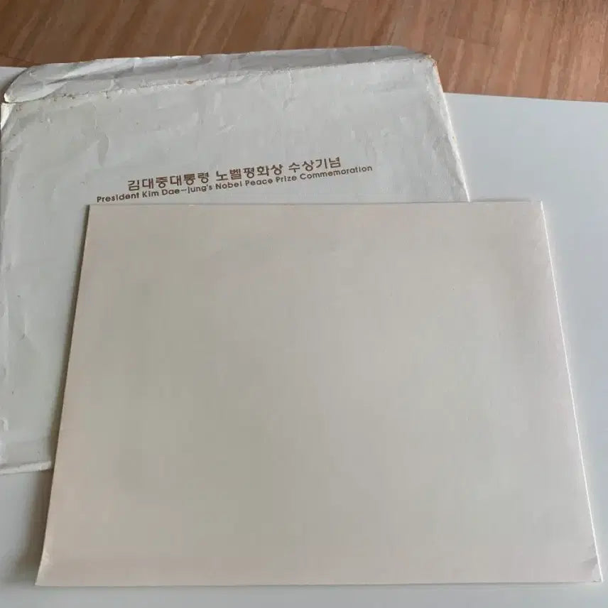 [BUNJANG] President Kim Dae-jung Nobel Peace Prize Commemorative Stamp Album / 2000년 김대중대통령 노벨평화상 수상기념 우표첩