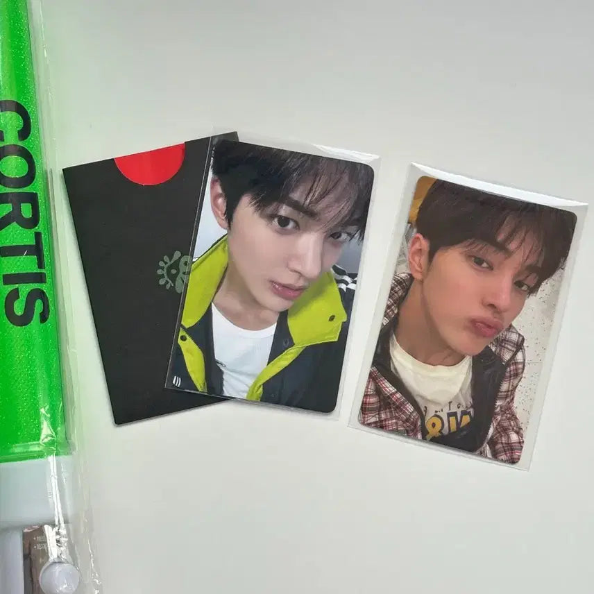 [BUNJANG] ONEUS GUNHEE Official Photo Card Green Light Stick Bundle Set / 코르티스 건호 공방 포토카드, 위버스 특전, 그린그린 응원봉 일괄 양도