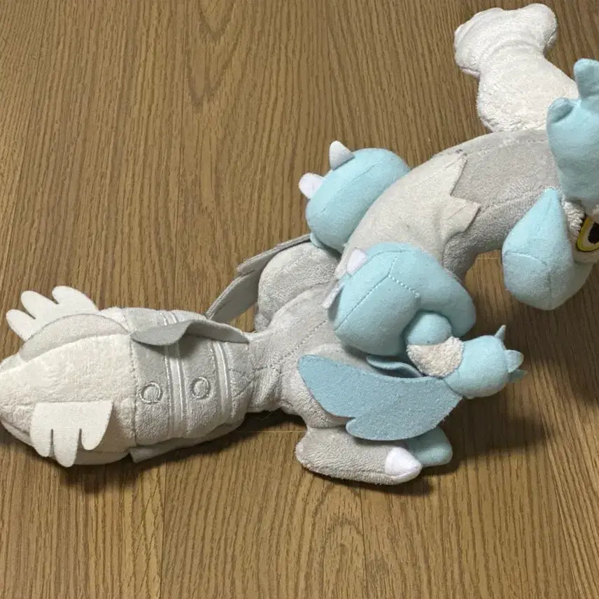 [BUNJANG] Pokemon Center White Kyurem Plush Doll / 초레어 포켓몬센터 화이트큐레무 인형 누이