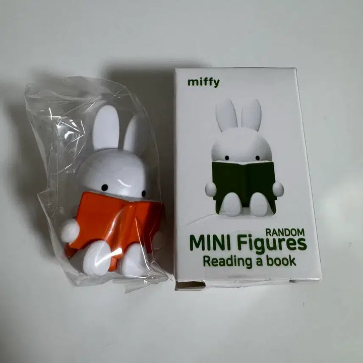 [BUNJANG] Miffy Reading Miniature Figure / 미피 랜덤 미니 피규어 책읽는 미피