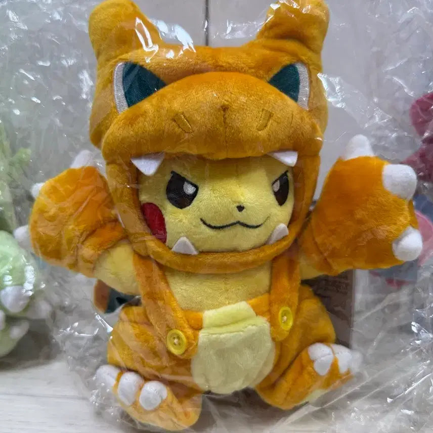 [BUNJANG] Japan Pokemon Center Kijo Mania Pikachu 3 Types (Swoobat, Tyranitar, Charizard) / 포켓몬 괴수 매니아 피카츄 3종 (삼삼드래, 마기라스, 리자몽)