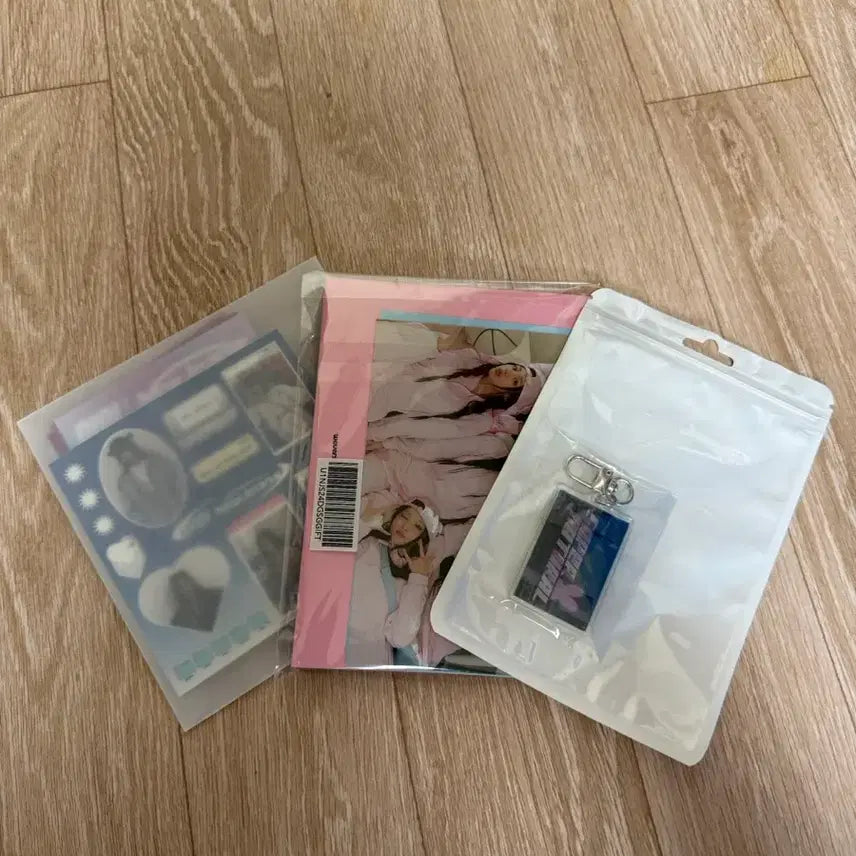 [BUNJANG] NewJeans Merchandise Bundle / 뉴진스 굿즈 판매합니다
