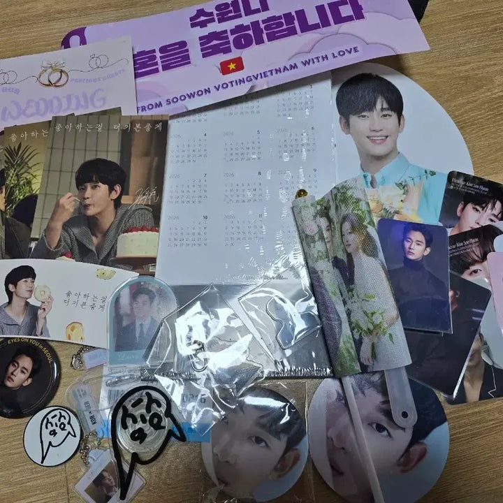 [BUNJANG] Kim Soo-hyun Photocard, Postcard, Mirror, Badge, Calendar Bundle Set / 김수현 공식굿즈 응원봉, 포카 엽서 거울 뱃지등등