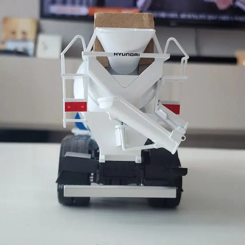 [BUNJANG] 1:32 Hyundai Tragoconcrete Mixer Truck Dealer Version Diecast Model / 1:32 현대 트라고 레미콘 믹서 트럭 딜러버전 국산 다이캐스트