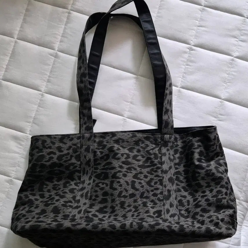[SOLD OUT] 무르 리버시블 폴라 토트백(Reversible Polar totebag)