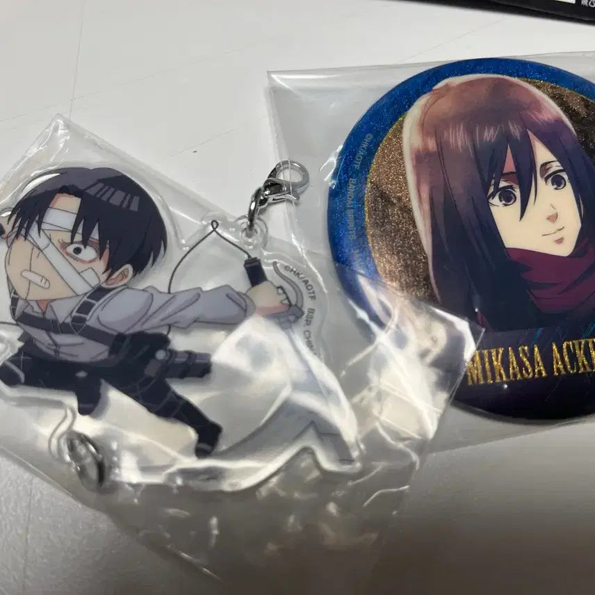 [BUNJANG] Attack on Titan Levi Acrylic Keychain + Mikasa Badge Bundle / 진격의 거인 쿠지 f상 리바이 아크릴 키링 + 미카사 뱃지