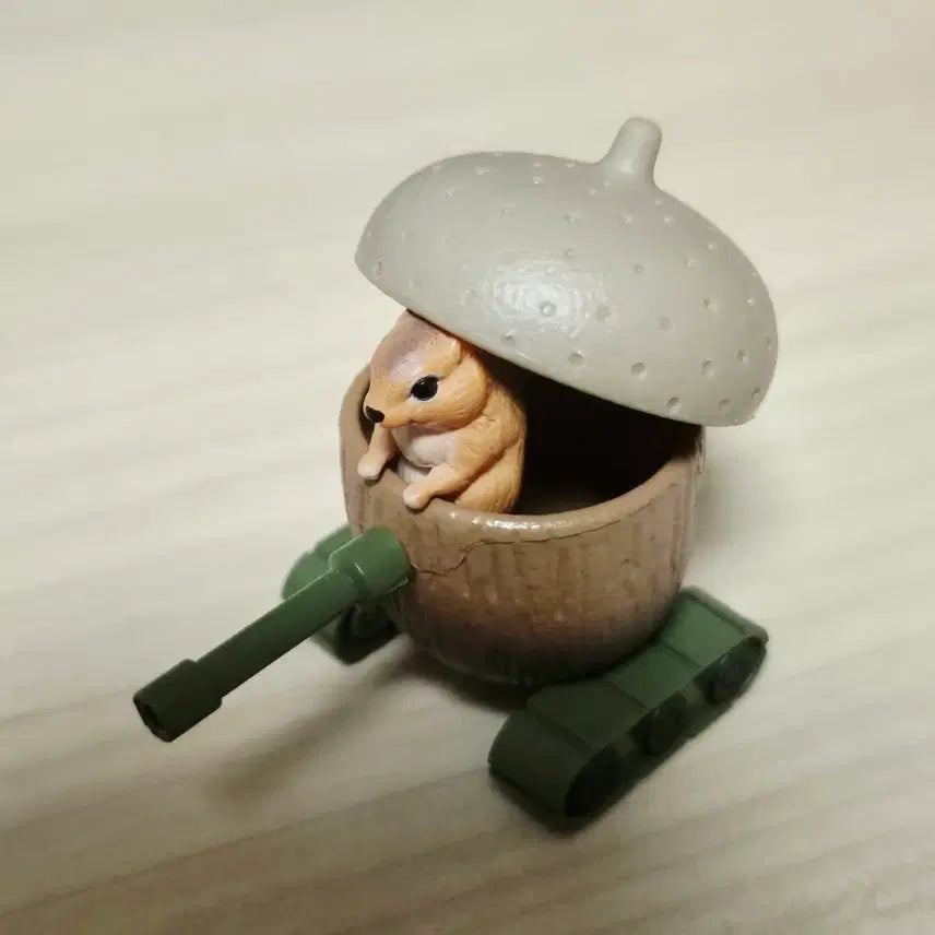 [BUNJANG] Gacha Squirrel Tank Figure / [가챠] 다람쥐 탱크 가챠