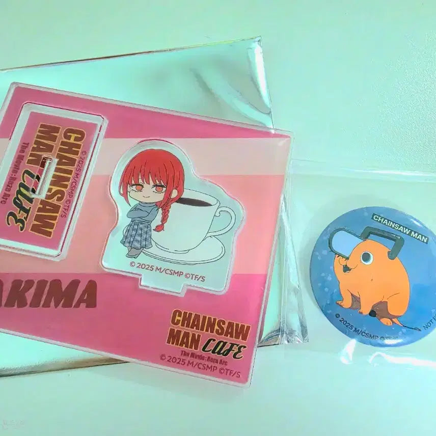 [BUNJANG] Chainsaw Man Collaboration Cafe Makima SD Acrylic Stand &amp; Pochita Can Badge Set / 체인소맨 콜라보카페 SD 아크릴 스탠드 마키마 + 포치타 캔뱃지
