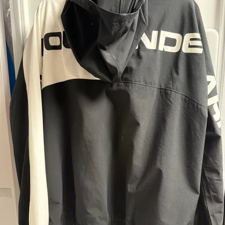 [SOLD OUT] 언더아머 바람막이 블랙/화이트