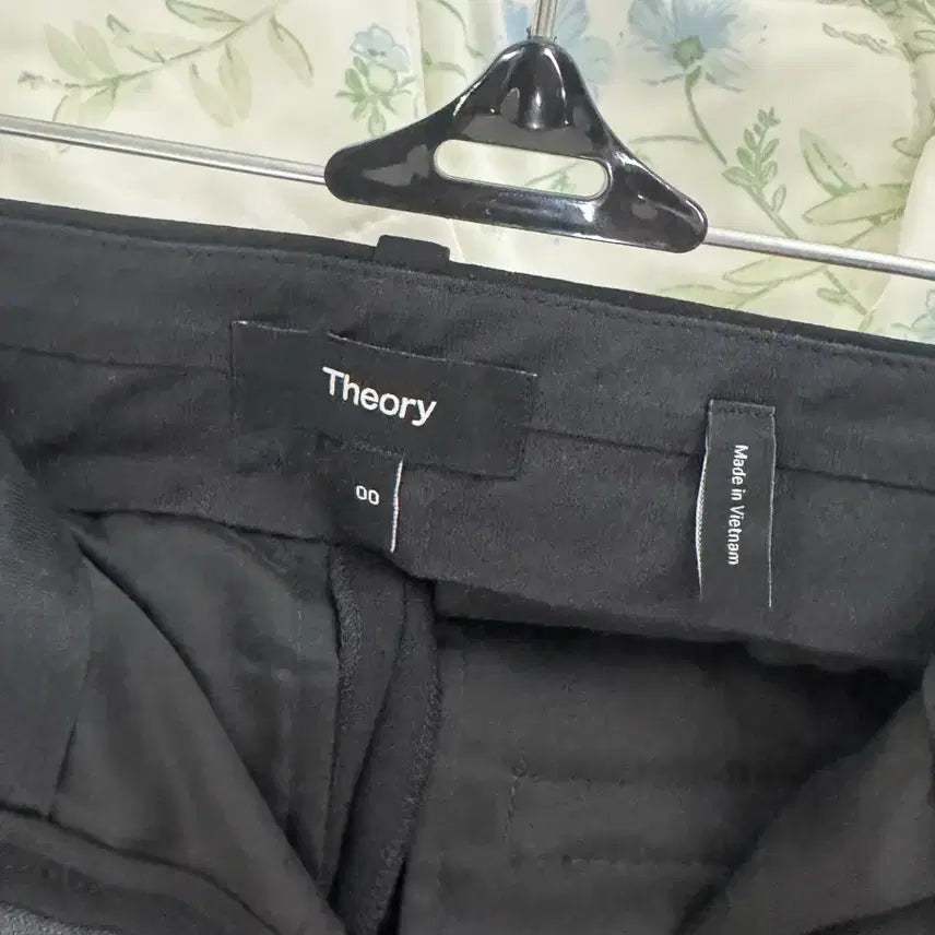 [SOLD OUT] Theory 바지