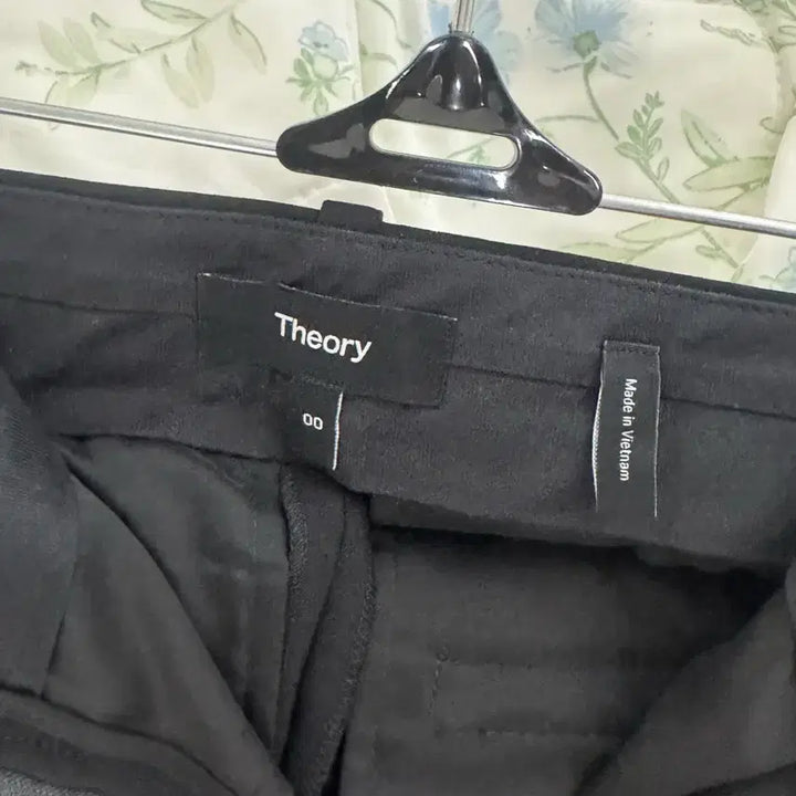 [SOLD OUT] Theory 바지