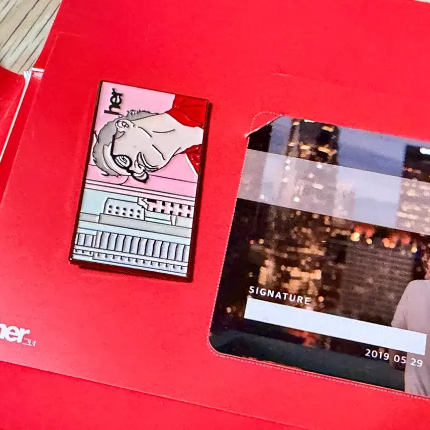 [BUNJANG] Her K-Pop Goods Package Badge + Postcard Set / <her 그녀> 굿즈패키지 뱃지+엽서 세트