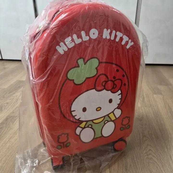 [SOLD OUT] 헬로키티 딸기 캐리어 여행가방
