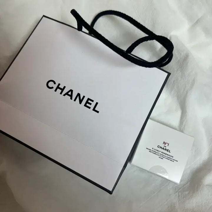 [BUNJANG] Chanel Red Camellia Lip &amp; Cheek Balm Lively Rosewood (New) / 새상품) 샤넬 레드까멜리아 립앤 치크밤 쇼핑백