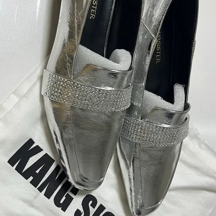 [SOLD OUT] <새상품> 강자매 실버 메탈릭 구두 240