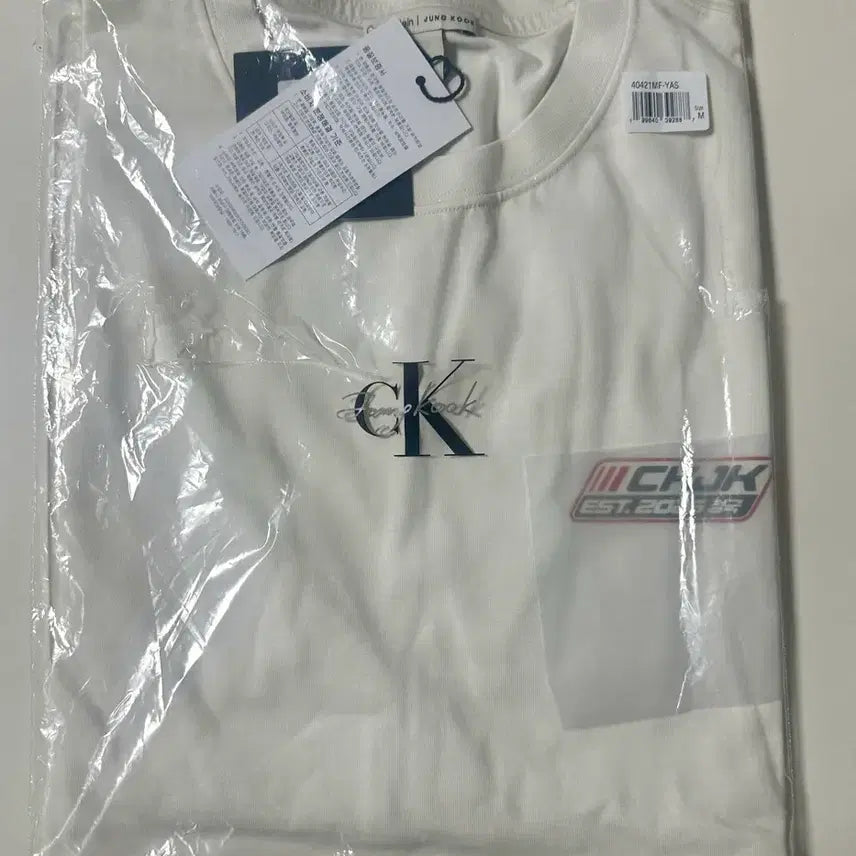 [BUNJANG] Calvin Klein Jungkook Collaboration Relaxed Fit Badge Logo T-Shirt with Eco Bag / 캘빈클라인 정국 착용 릴렉스 핏 뱃지 로고 반팔티셔츠 M+에코백