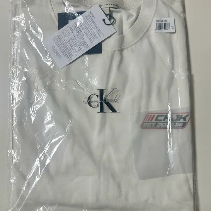 [BUNJANG] Calvin Klein Jungkook Collaboration Relaxed Fit Badge Logo T-Shirt with Eco Bag / 캘빈클라인 정국 착용 릴렉스 핏 뱃지 로고 반팔티셔츠 M+에코백