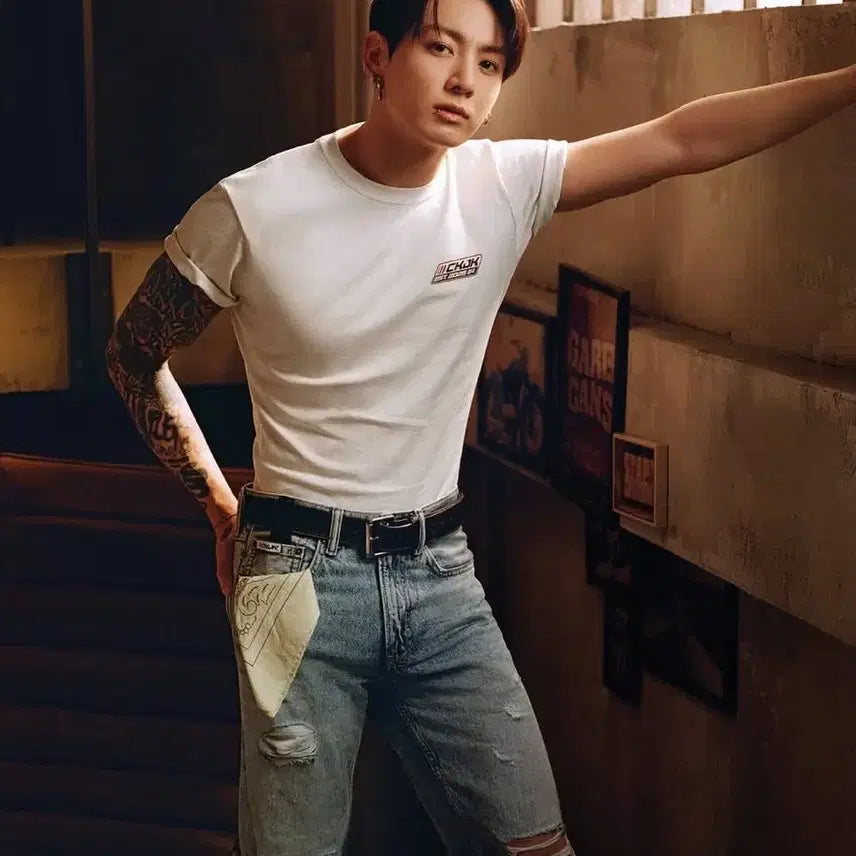 [BUNJANG] Calvin Klein Jungkook Collaboration Relaxed Fit Badge Logo T-Shirt with Eco Bag / 캘빈클라인 정국 착용 릴렉스 핏 뱃지 로고 반팔티셔츠 M+에코백