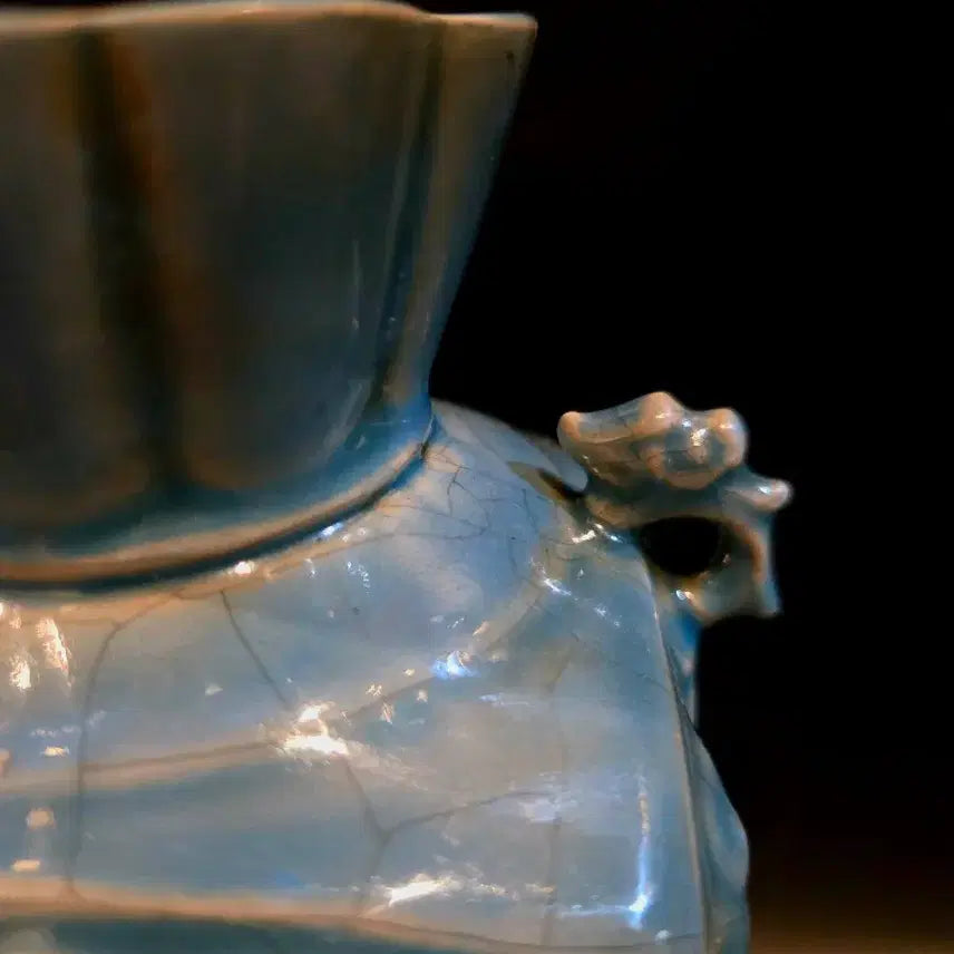 [BUNJANG] Siyō Celadon Vase with Lattice Carving / 시요 투각 화형 양이병