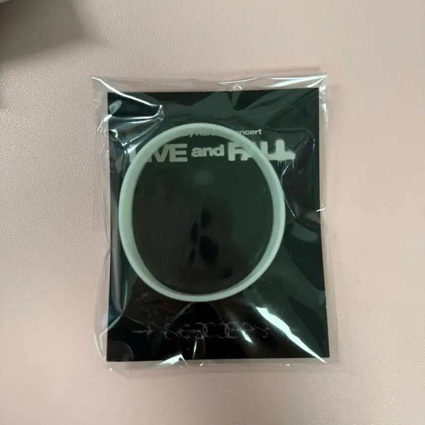 [BUNJANG] Xdinary Heroes XH Lip &amp; Pull Gaon Silicone Bracelet / 엑스디너리히어로즈 엑디즈 립앤폴 가온 실리콘 팔찌 양도