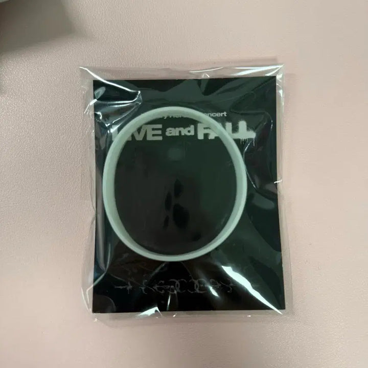 [BUNJANG] Xdinary Heroes XH Lip &amp; Pull Gaon Silicone Bracelet / 엑스디너리히어로즈 엑디즈 립앤폴 가온 실리콘 팔찌 양도