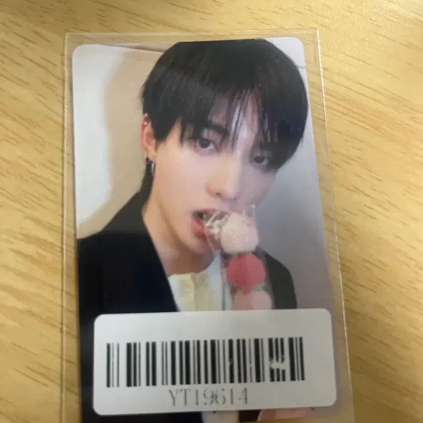 [BUNJANG] Stray Kids Hyunjin KMS POB Strawberry / 스트레이키즈 현진 kms 미공포 딸기