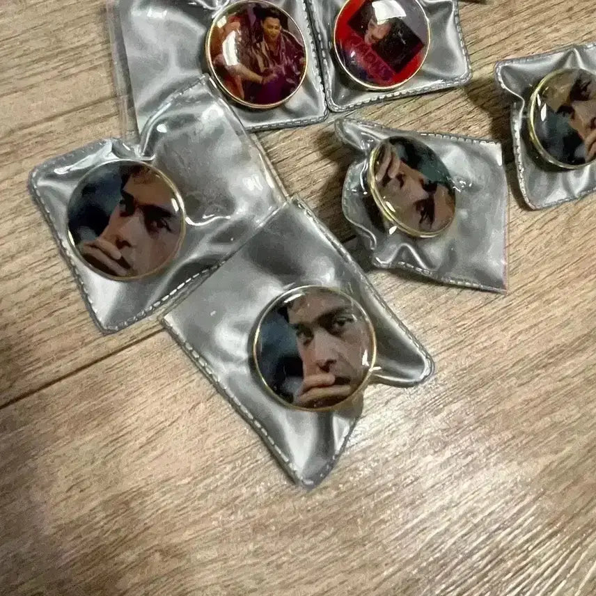 [BUNJANG] Leslie Cheung Golden Bell Badge, Art Card, Original Ticket, Movie Postcard Set / 장국영 뱃지 이도공간 골든벨 패왕별희 아트카드 오리지널티켓 영화엽서포스터