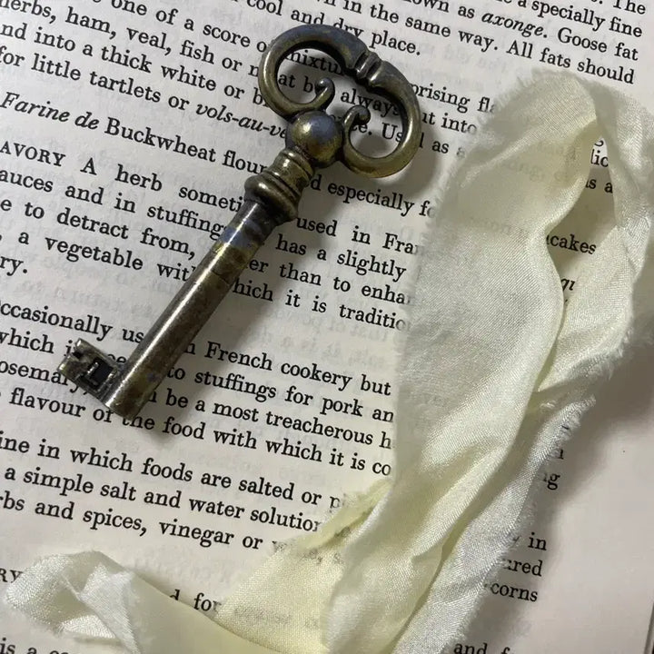 [BUNJANG] Antique Brass Skeleton Key with Lace String / 엔틱 빈티지 열쇠(레이스끈포함)