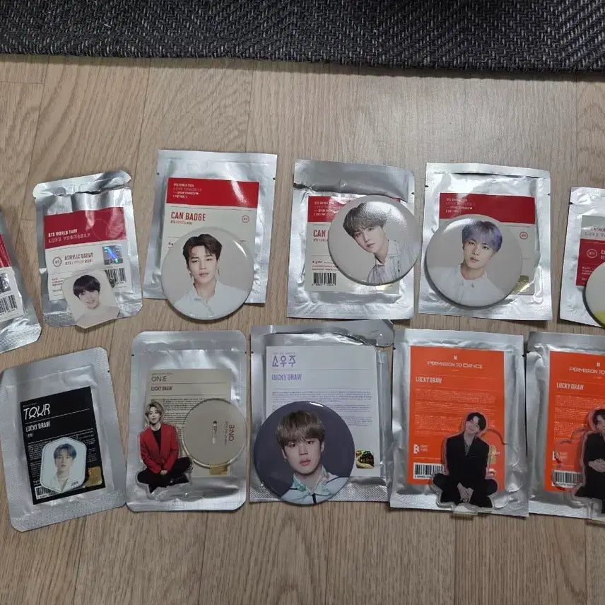 [BUNJANG] BTS Lucky Draw Can Badge Acrylic Badge Acrylic Stand Bundle Set / 방탄소년단 BTS 럭키드로우 럭드 캔뱃지 아크릴뱃지 아크릴스탠드 일괄