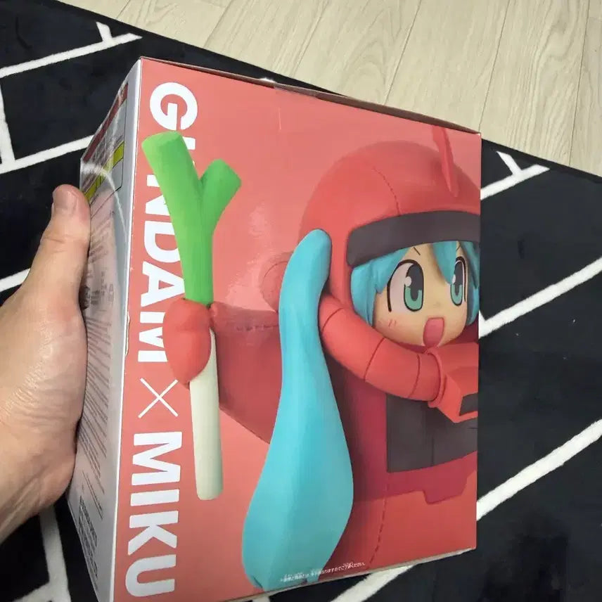 [BUNJANG] Banpresto Gundam x Hatsune Miku Collaboration Char Aznable Zaku Design Figure (Sealed) / 반프레스토 건담 하츠네 미쿠 샤아자쿠 콜라보 피규어 미개봉