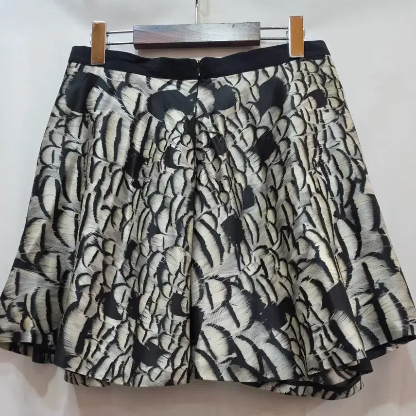[BUNJANG] Neil Barrett Black &amp; White Feather Pattern Mini Skirt / (정품)닐바렛 블랙 화이트 깃털 패턴 스커트