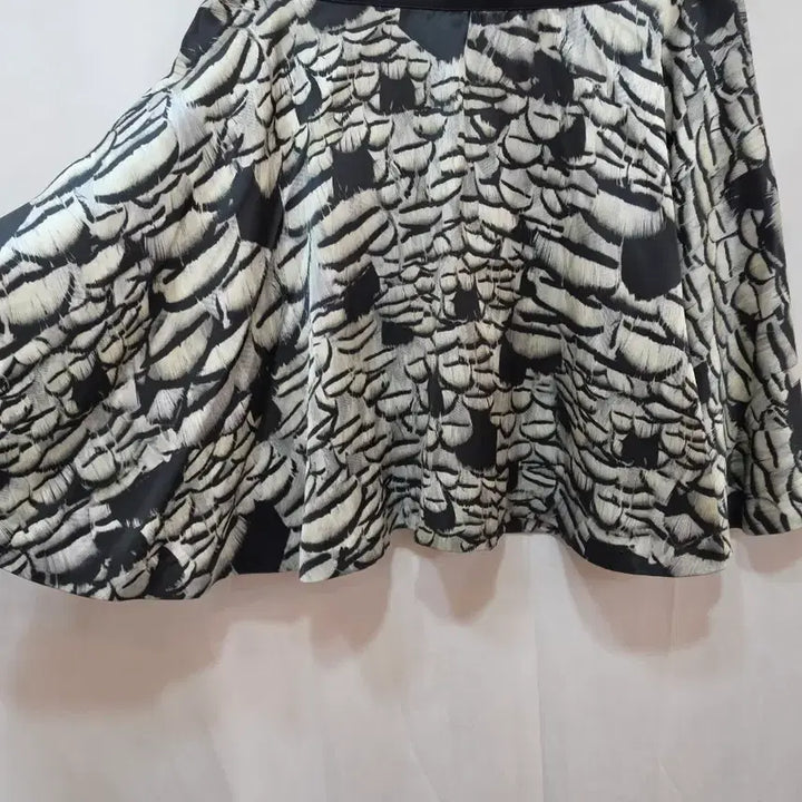 [BUNJANG] Neil Barrett Black &amp; White Feather Pattern Mini Skirt / (정품)닐바렛 블랙 화이트 깃털 패턴 스커트
