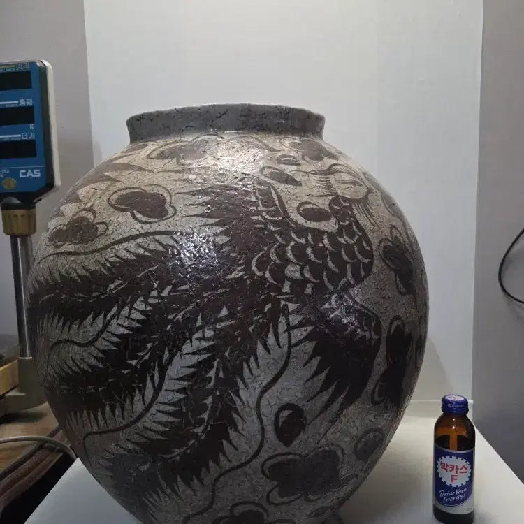 [BUNJANG] Large Song Dynasty Celadon Iron-Painted Dragon Jar (Height 45cm, Weight 12.8kg) / 초대형 송대 철화 용문 대단지 높이45cm무게12.8kg 판매자강추