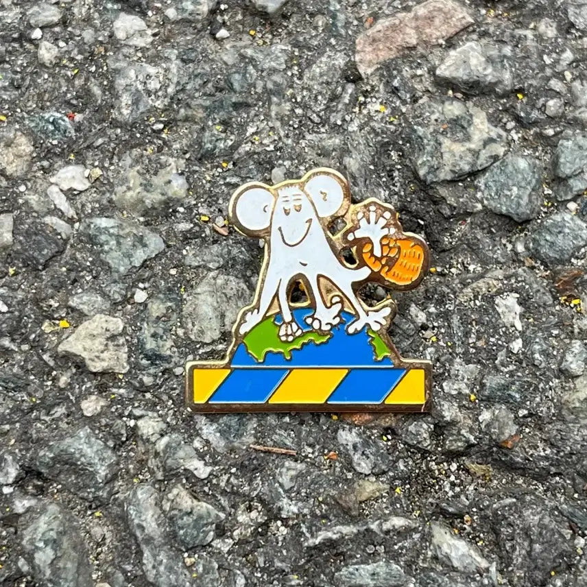 [BUNJANG] EARTH France Vintage Mouse Triangle Metal Pin Badge / EARTH 지구 마우스 트라이앵글 프랑스 빈티지뱃지 A177