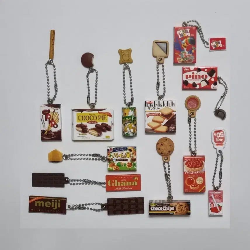 [BUNJANG] Bundle Set: Assorted Snack Gachapon Keychains (Pino, Strawberry Milk, Ito Confectionery, Lotte, Meiji, etc.) / 일괄) 과자 가챠 (피노, 딸기우유, 이토제과, 롯데, 메이지 등등)