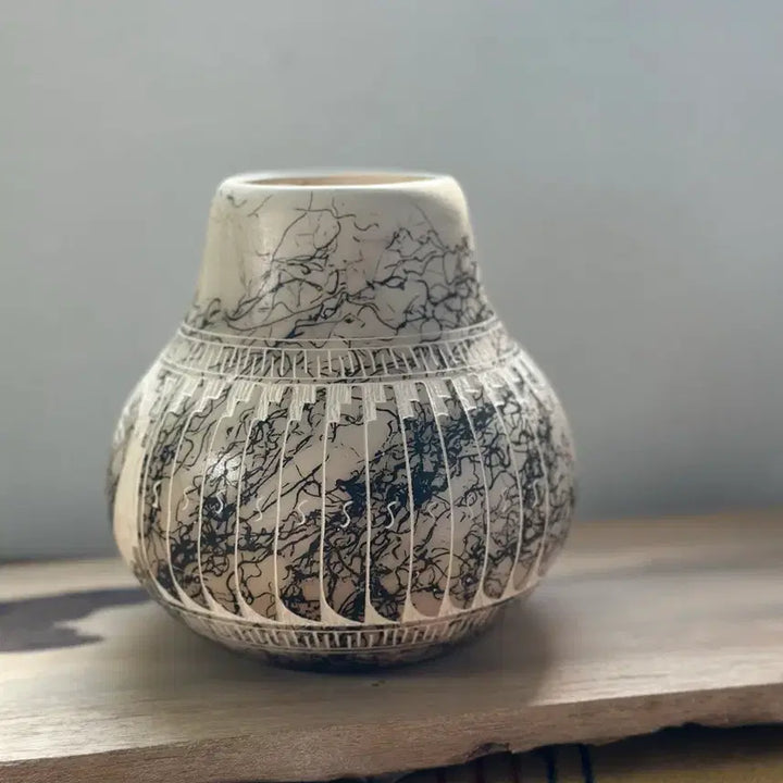 [BUNJANG] J Tso Navajo Horsehair Pottery Vase with Bear Motif / J Tso Navajo Horsehair Pottery Vase