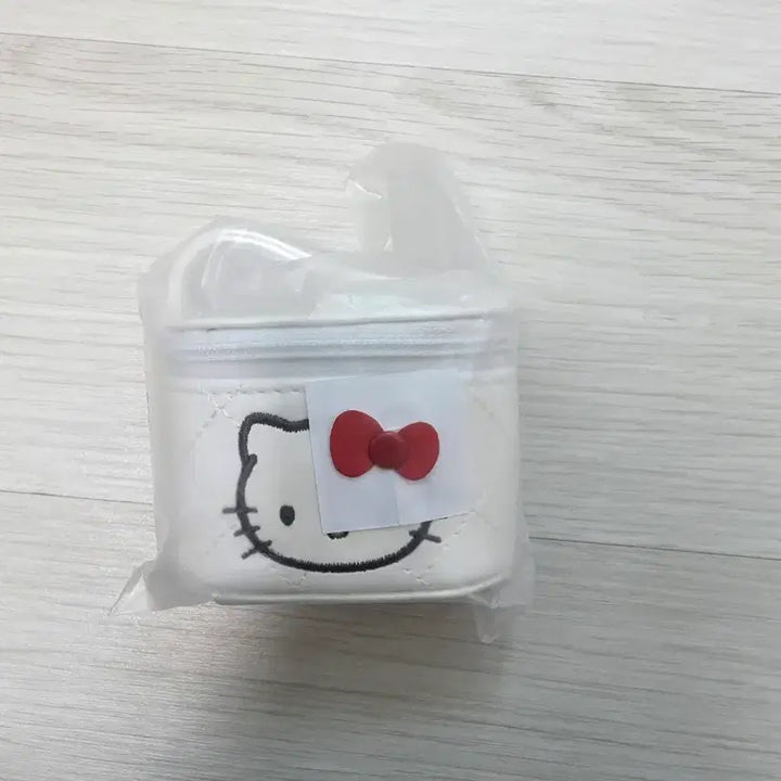 [BUNJANG] Sanrio Hello Kitty Quilted Miniature White Vanity Keychain / 산리오 헬로키티 퀼팅 미니어처 화이트 베니티키링(미개봉)
