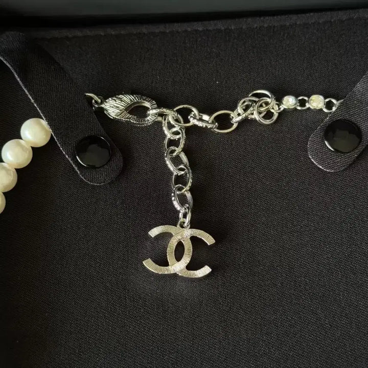 [BUNJANG] Chanel Pearl Cubic CC Logo Necklace / 샤넬 진주 목걸이 큐빅 CC로고