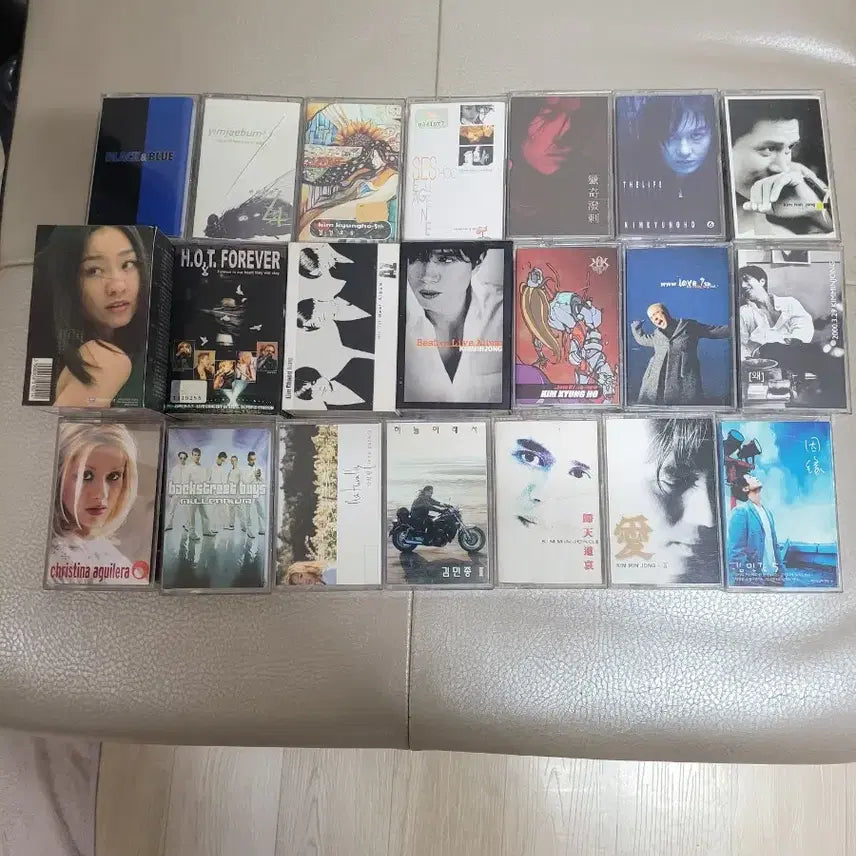 [BUNJANG] 90s Cassette Tape Collection with Autographed Album / 90년대 카세트 테이프 모음.