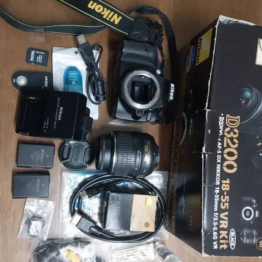 [BUNJANG] Nikon D3200 DSLR Camera Bundle with 2 Genuine Batteries / 2400만화소의 니콘D3200/정품배터리2개/상태깨끗