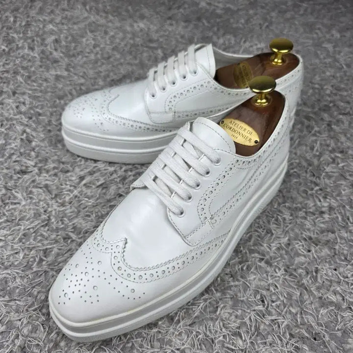 [SOLD OUT] 정품] PRADA 프라다 화이트 레더 클리퍼 EU37/235 실착용 5회