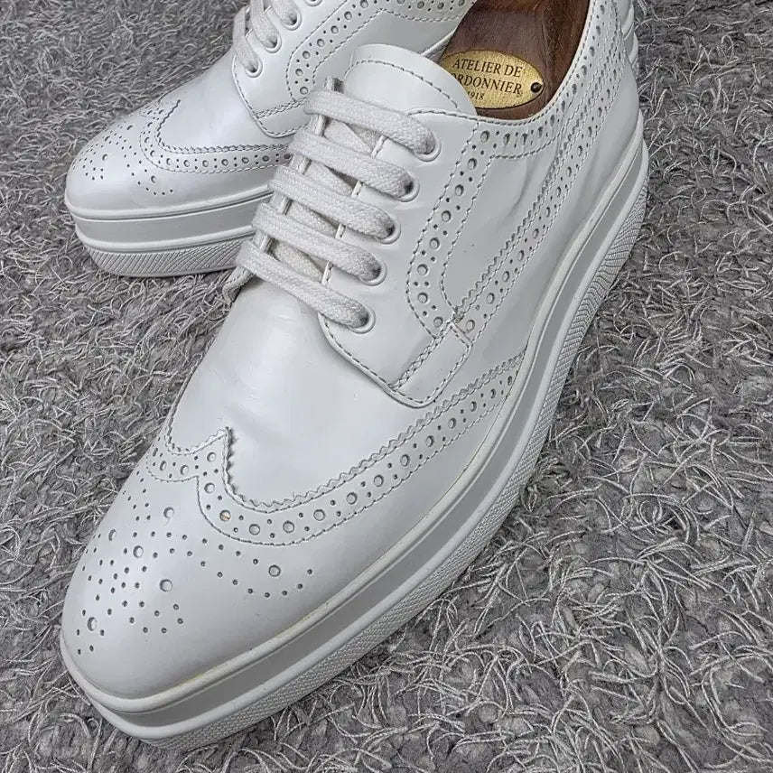 [SOLD OUT] 정품] PRADA 프라다 화이트 레더 클리퍼 EU37/235 실착용 5회