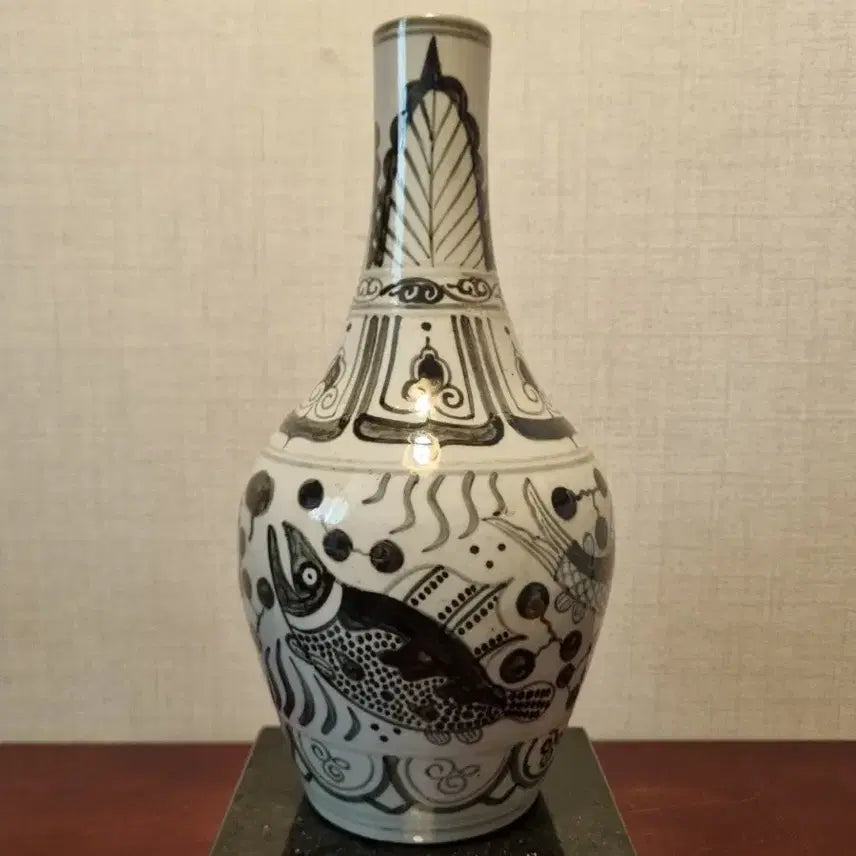 [BUNJANG] Chinese Celadon Porcelain Iron-Painted Mandarin Fish Decorated Long-Necked Vase / [중국 도자기] 철화 백자 쏘가리문 장경병