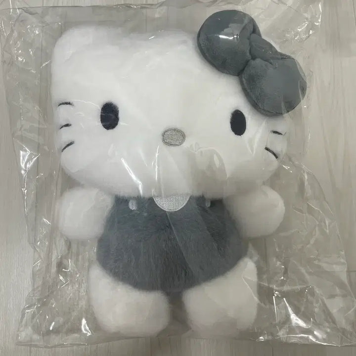 [BUNJANG] Sanrio Hello Kitty Monotone Gray 25cm Plush Doll / 산리오 흑백 모노톤 그레이 헬로키티 키티 25cm 인형