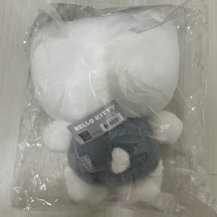 [BUNJANG] Sanrio Hello Kitty Monotone Gray 25cm Plush Doll / 산리오 흑백 모노톤 그레이 헬로키티 키티 25cm 인형
