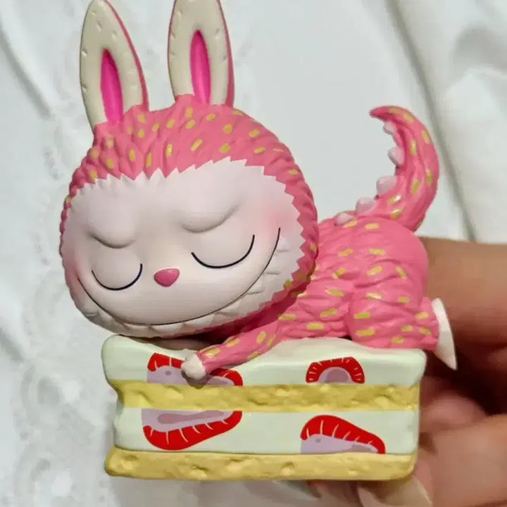 [BUNJANG] POP MART Labubu Patissier Strawberry Fraisier Figure / 팝마트 라부부 파티셰시리즈 딸기 프레지에 피규어