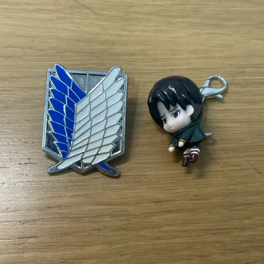[BUNJANG] Attack on Titan Levi Sticker, Keychain, and Badge Bundle Set / 진격의거인 진격거 리바이 비공굿 스티커 키링 뱃지