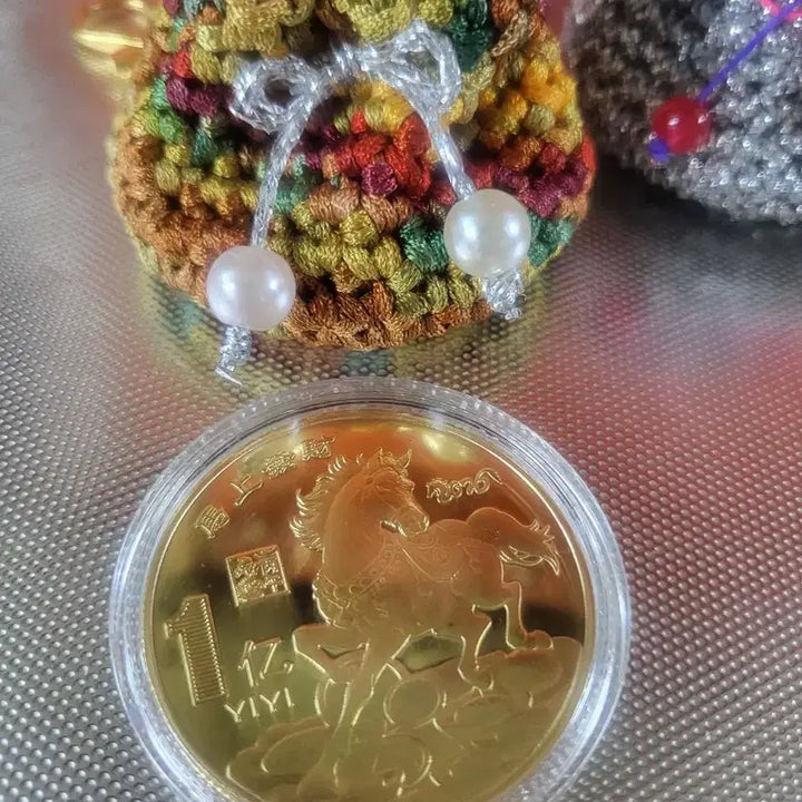 [BUNJANG] Year of the Horse 100 Million Won Commemorative Gold Coin &amp; Hand-Knitted Lucky Pouch Keyring Set / 금화 말띠 1억 기념주화